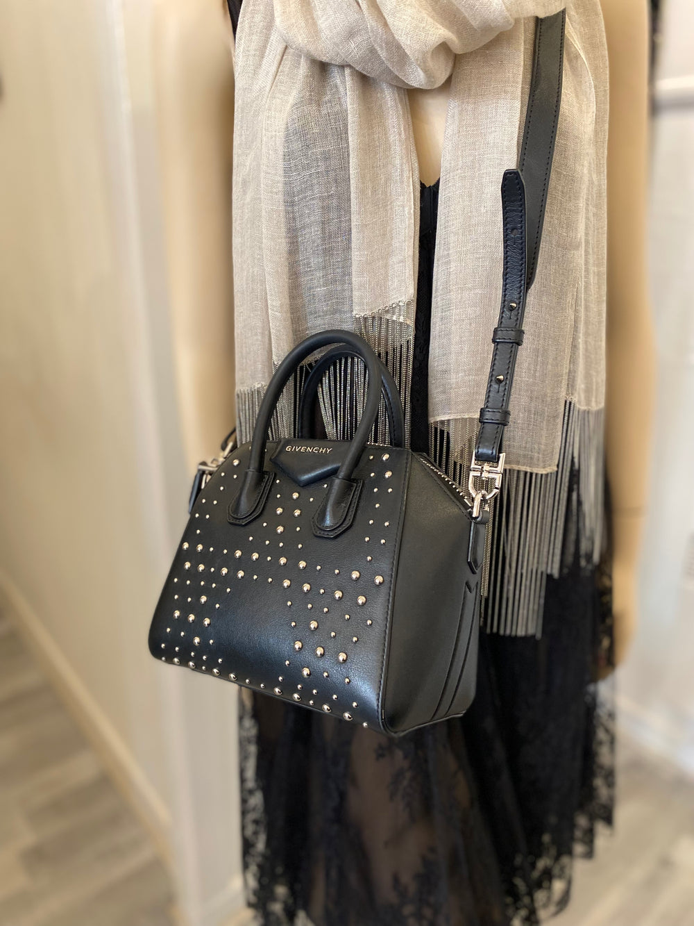 Pre Loved Givenchy Antigona Studded Small in Black