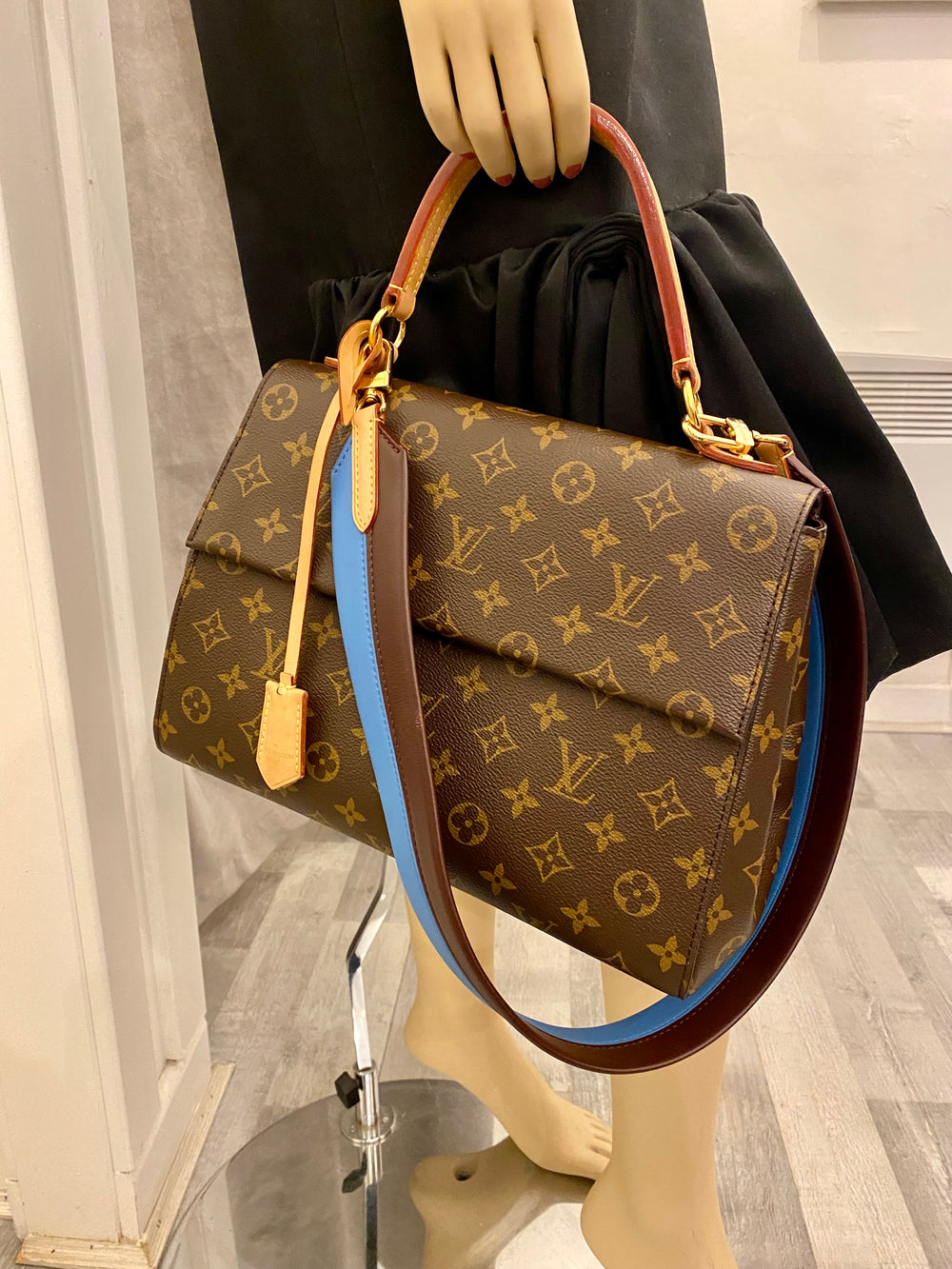 Pre Loved Louis Vuitton Cluny MM Monogram Handbag (pristine) **reserved**