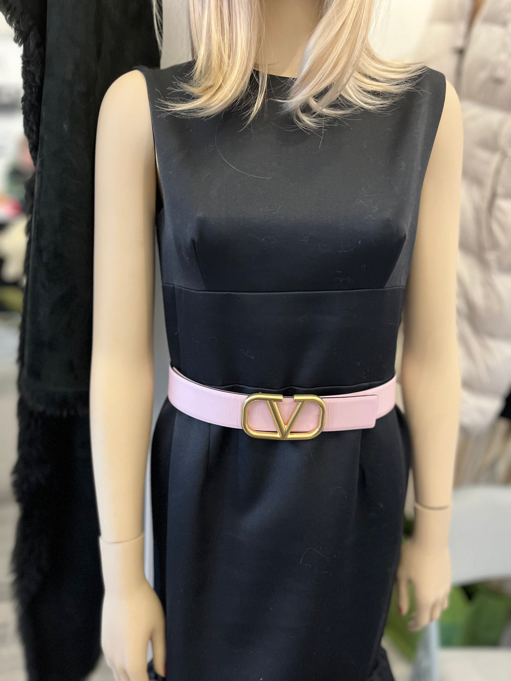 Pre Loved Valentino Garavani “V” Reversible Belt in Rose/ Cappuccino (as new) size 80 (U.K. 10)