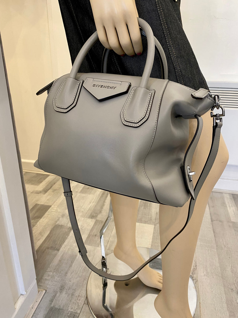 Pre Loved Givenchy Small Soft Grey Antigona  (excellent)