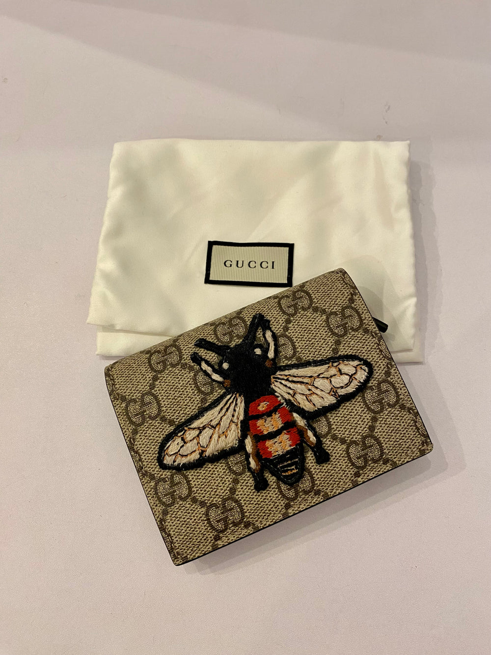 Pre Loved Gucci GG Supreme Bee Embroidered Wallet (excellent)