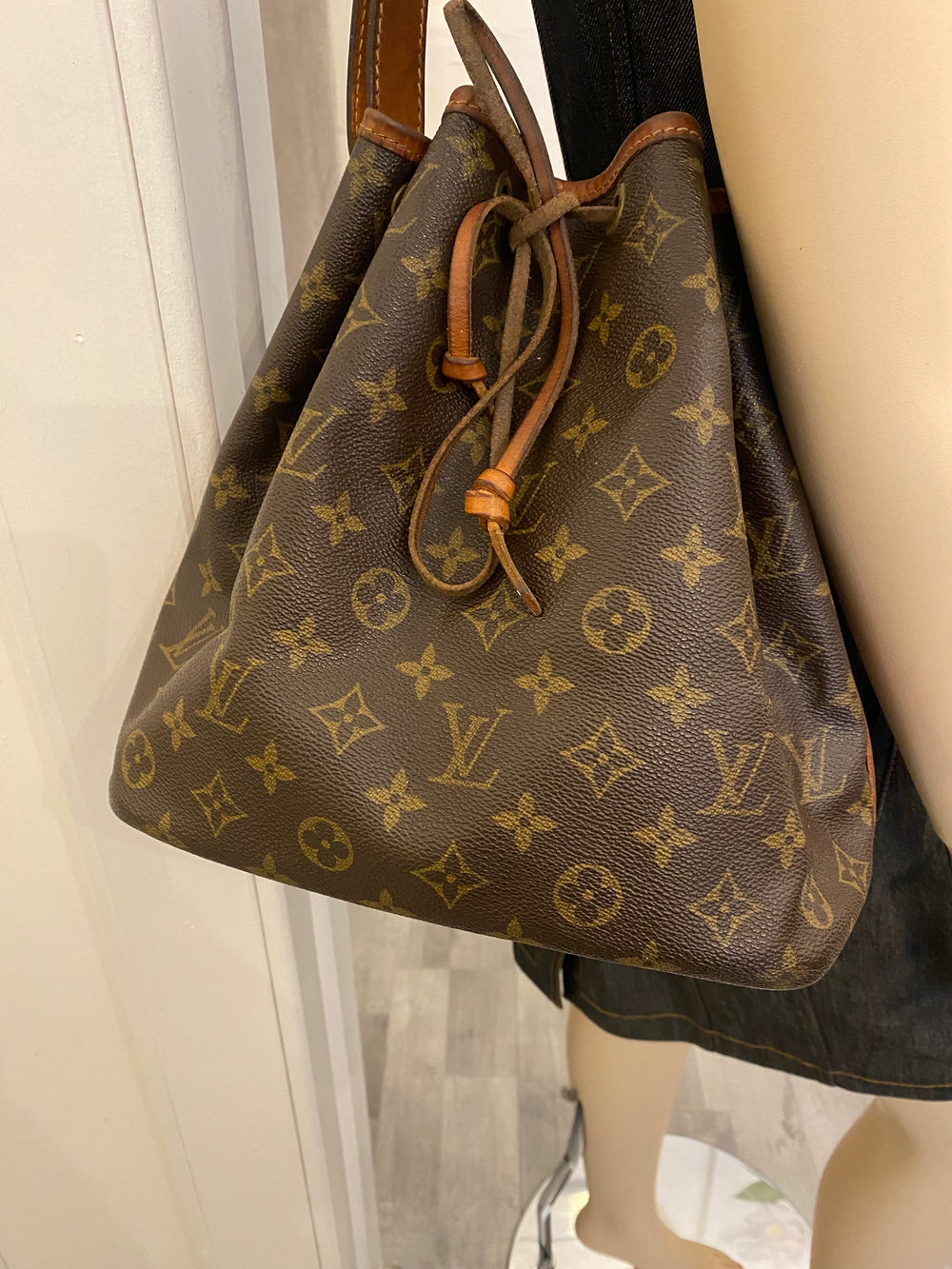 Pre Loved Louis Vuitton Vintage  Noe Monogram Bucket Bag