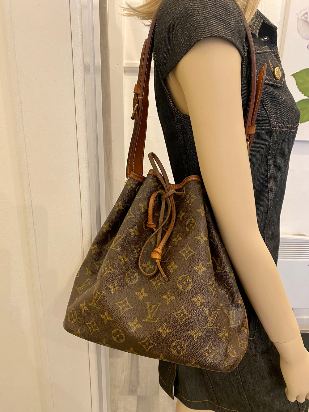 Pre Loved Louis Vuitton Vintage  Noe Monogram Bucket Bag