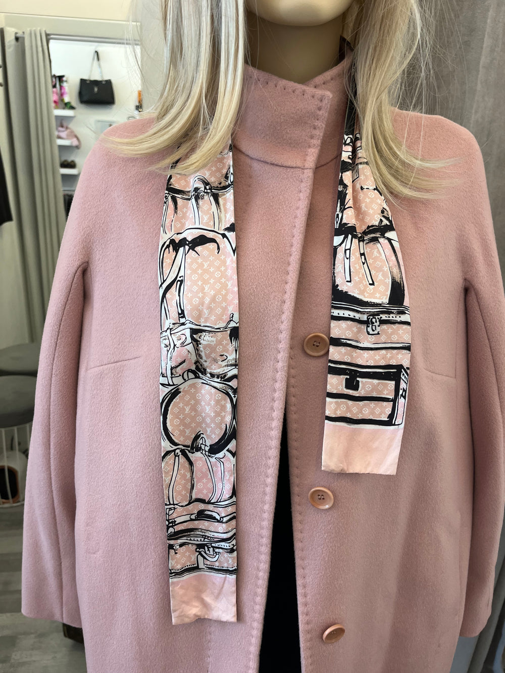 Pre Loved Louis Vuitton Monogram Silk Bandeau Scarf