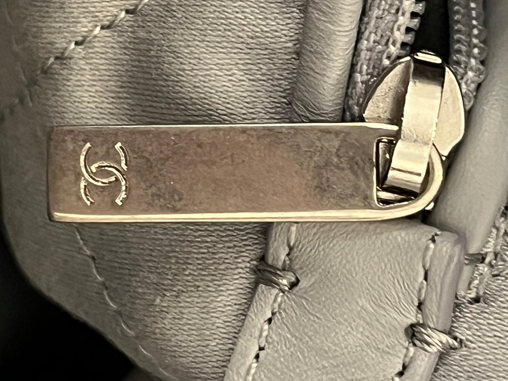 Pre Loved Chanel 22 in Grey Calf Leather 2023 (pristine)