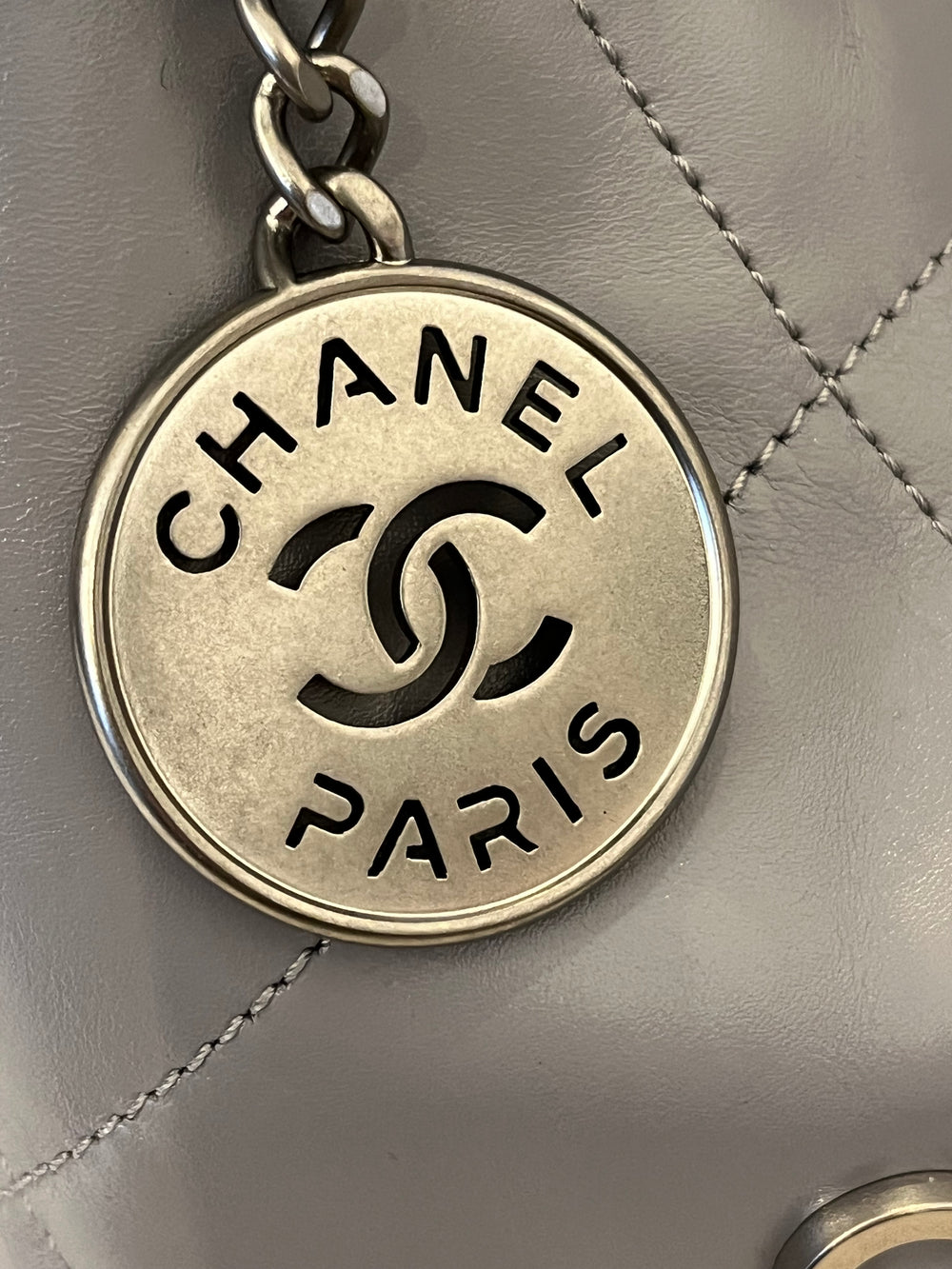 Pre Loved Chanel 22 in Grey Calf Leather 2023 (pristine)